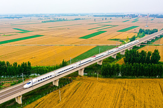 中国高铁丰收农田动车动