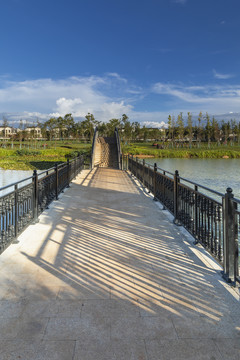 昆明草海公园拱桥蓝天白云与湿地