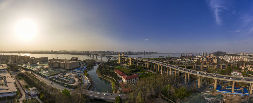 鸟瞰南京长江大桥日落全景图