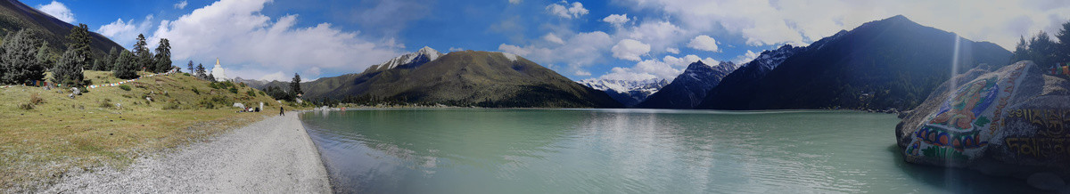 玉龙圣湖风景图