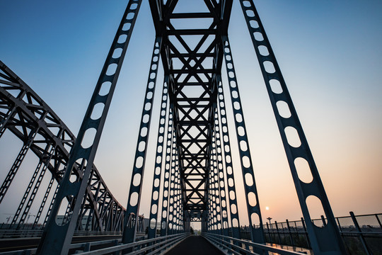 钢构铁桥晨景
