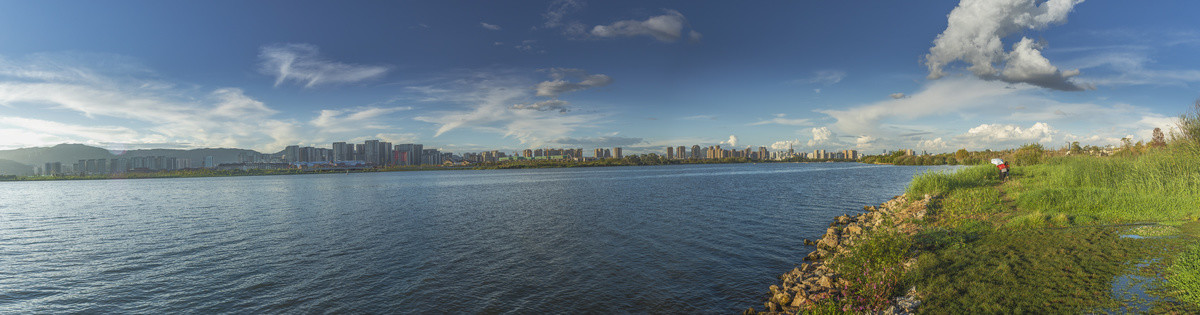 蓝天白云滇池湖畔城市楼群全景图