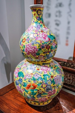 葫芦形瓷瓶