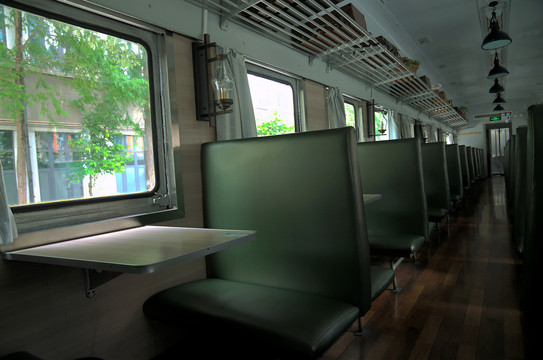 绿皮火车车厢内景