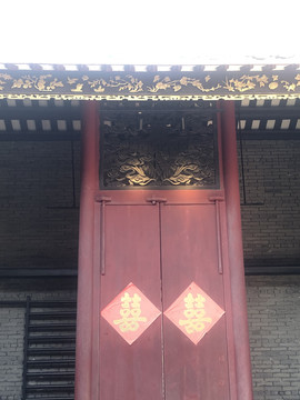 红色木门