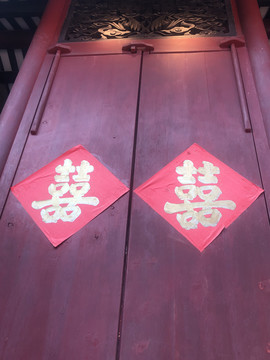 朱红雕塑门