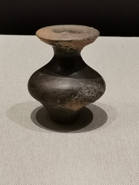 仰韶文化细泥灰陶细颈壶