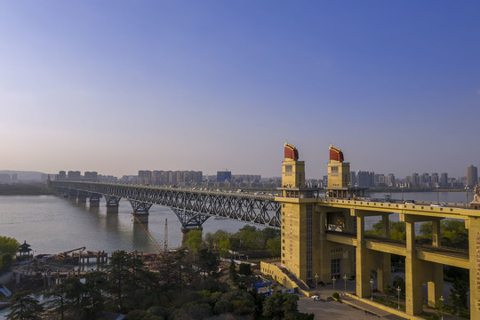 美丽的南京长江大桥侧视图
