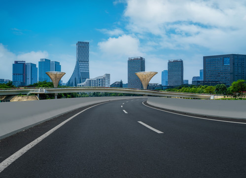 公路弯道和建筑景观