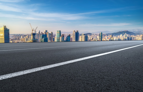 前进的道路和建筑景观