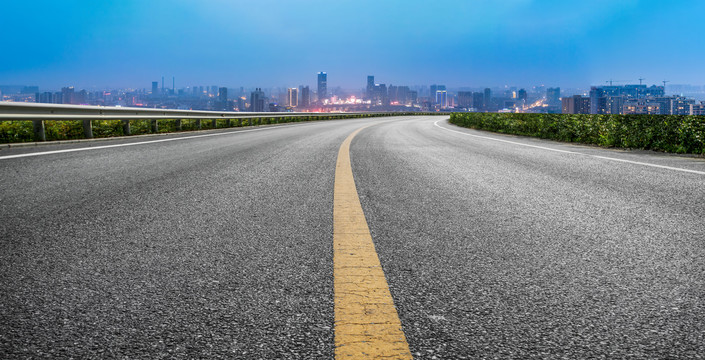 高速公路天际线和城市夜景