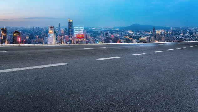 前进的道路和城市夜景