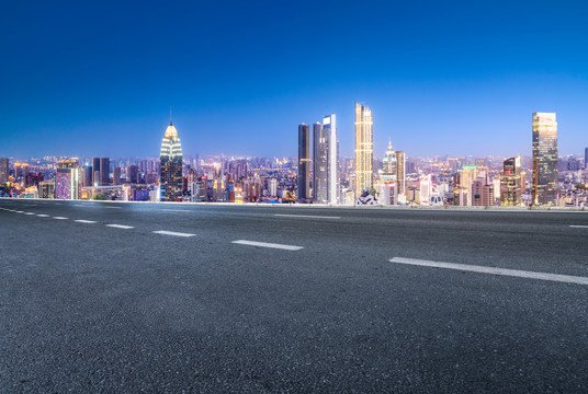 柏油马路天际线和城市夜景