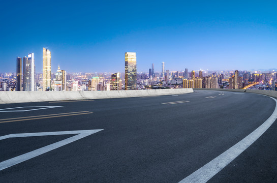 公路弯道和金融区建筑夜景