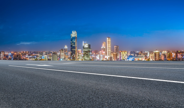 柏油马路和城市夜景