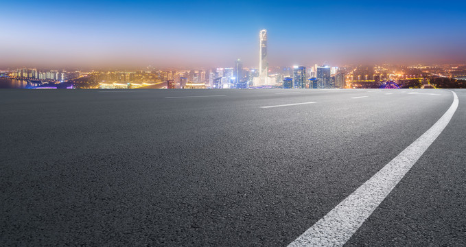 高速公路天际线和城市夜景