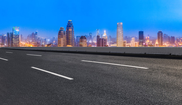 前进的道路和城市夜景