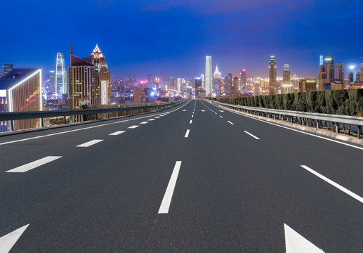 高速公路行车道和城市夜景