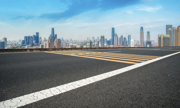 前进的道路和建筑景观