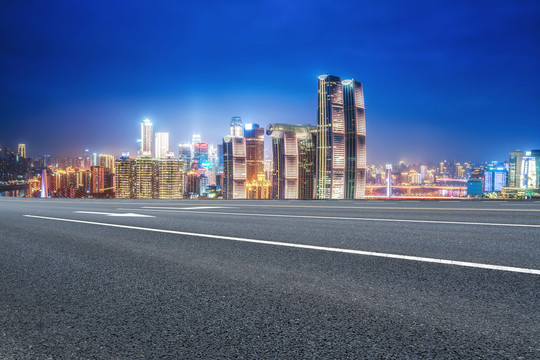 前进的道路和城市夜景