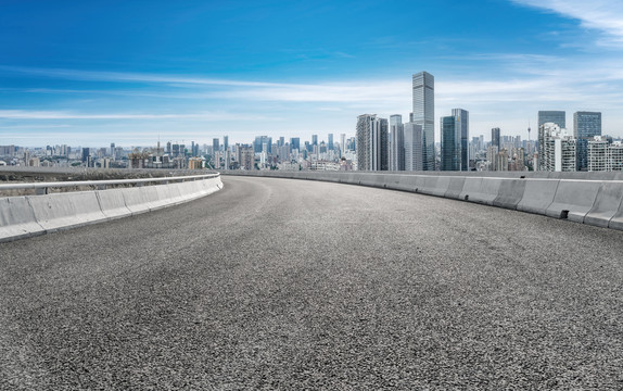 公路弯道和建筑群背景