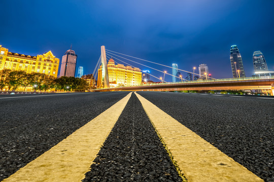 高速公路天际线和城市夜景