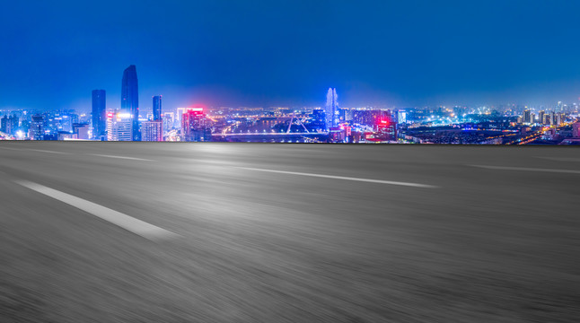 高速公路天际线和城市夜景