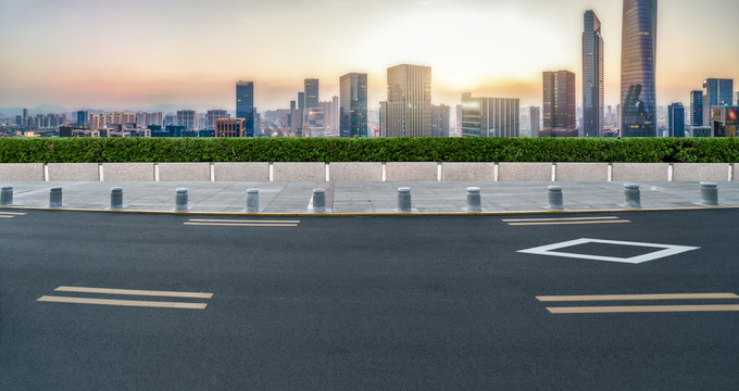 道路地面和现代建筑