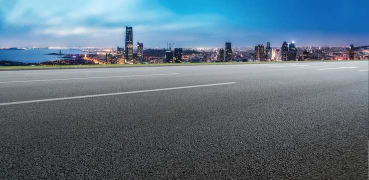 前进的道路和城市景观