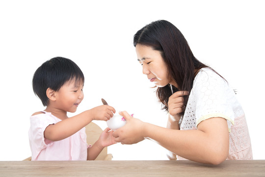 中国小女孩拒绝妈妈的喂饭