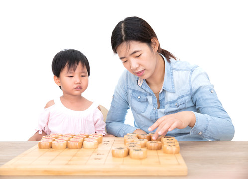 教小女儿如何下中国象棋