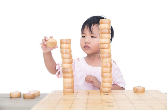 兴致勃勃的摆弄中国象棋棋子