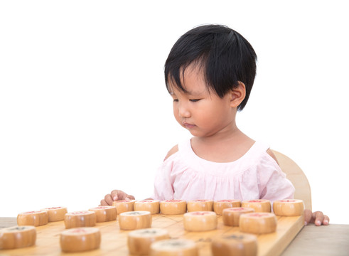 小女孩认真的和对手下中国象棋