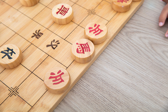 摆满中国象棋棋子的棋盘