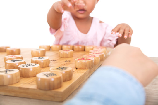 中国小女孩正认真的下中国象棋