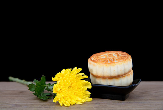 中秋节的月饼和一朵菊花