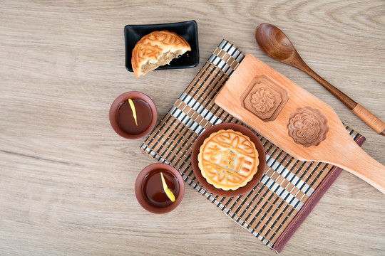 月饼和木质月饼模具及两杯茶