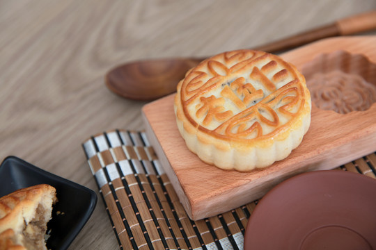 中国传统佳节食品月饼制作