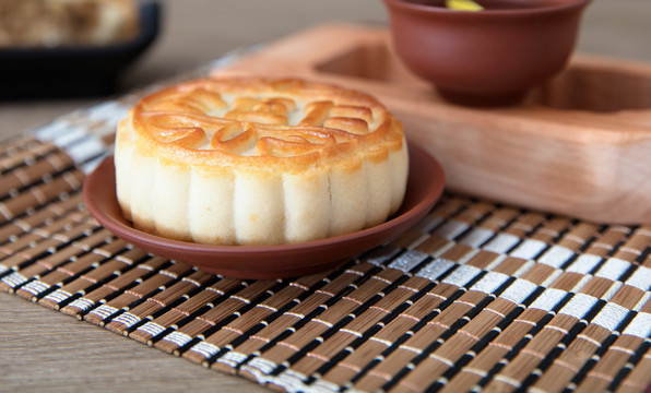 盘子里一块中秋节的月饼特写