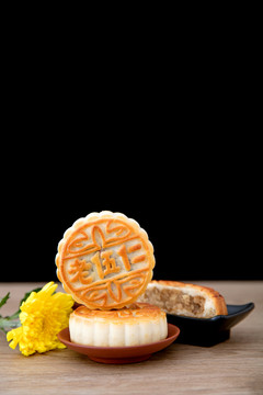 中秋节的月饼和一朵金黄色的菊花