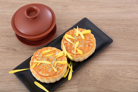 一盘中秋节的月饼和一碗茶