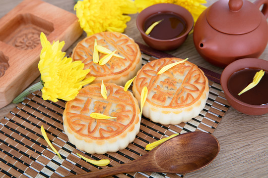 中国中秋佳节的月饼和茶水
