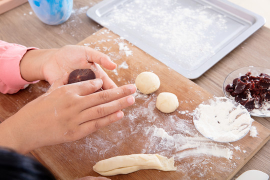 教自己的孩子手工做月饼