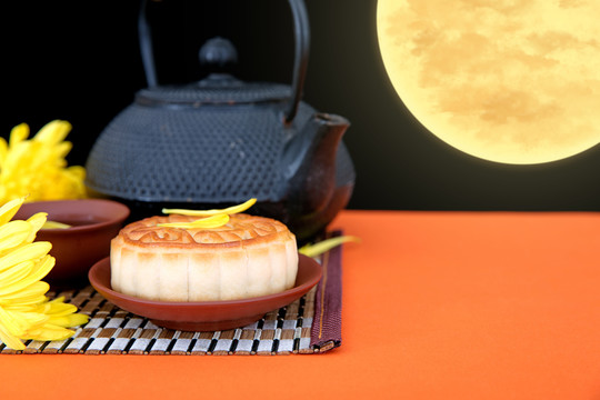中秋节的传统糕点月饼和一壶茶