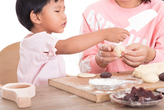 中国孩子和妈妈一起手工做月饼