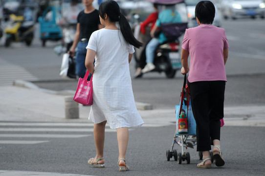 城市街头之走在大路上