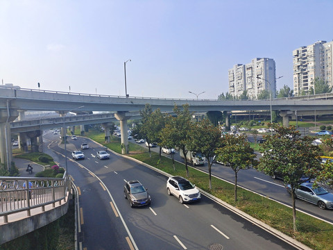 成都街头车流风景