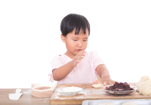 白背景前中国小女孩在学习做月饼