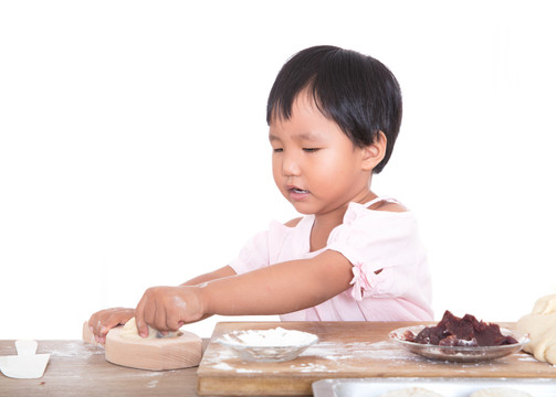 小女孩在手工制作中秋节的月饼