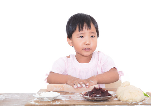 中国小姑娘在学习做中秋月饼